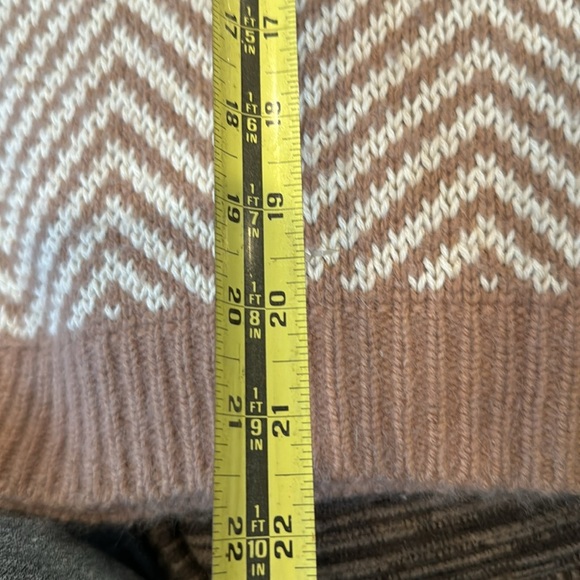 Ganni Chevron Pullover in Brown
MEGHAN MARKLE, TOPS - Picture 16 of 16